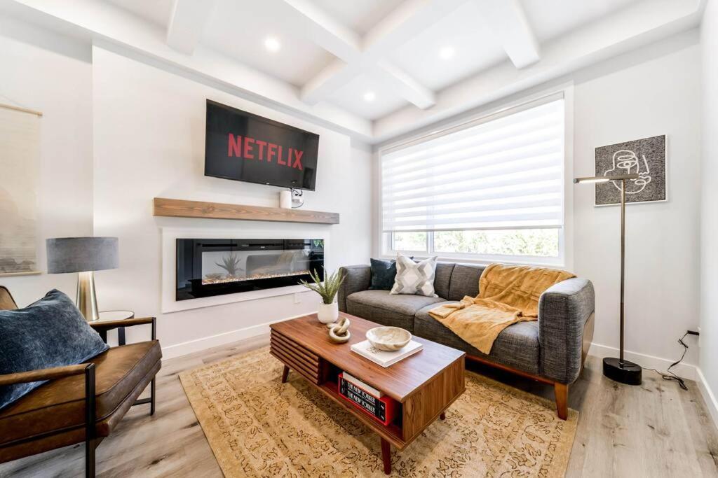 Modern Nordic Escape, 3Br Near Wem & Dt, Aircon & Fireplace, Wifi, Sleeps 6! Edmonton Ngoại thất bức ảnh