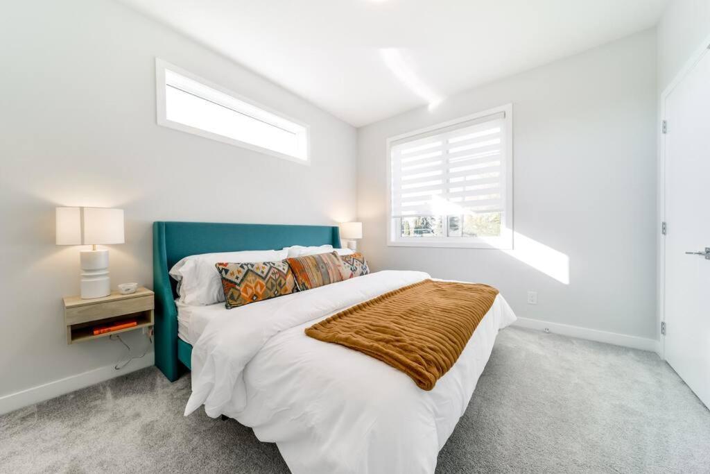 Modern Nordic Escape, 3Br Near Wem & Dt, Aircon & Fireplace, Wifi, Sleeps 6! Edmonton Ngoại thất bức ảnh