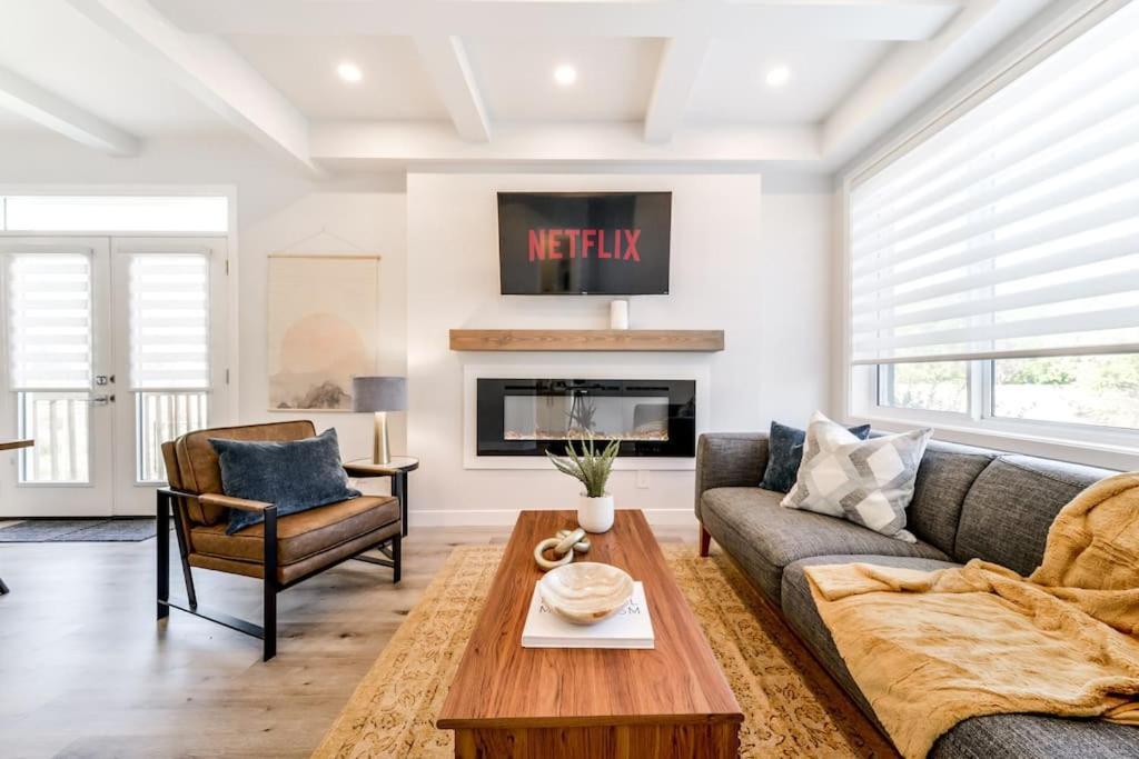 Modern Nordic Escape, 3Br Near Wem & Dt, Aircon & Fireplace, Wifi, Sleeps 6! Edmonton Ngoại thất bức ảnh