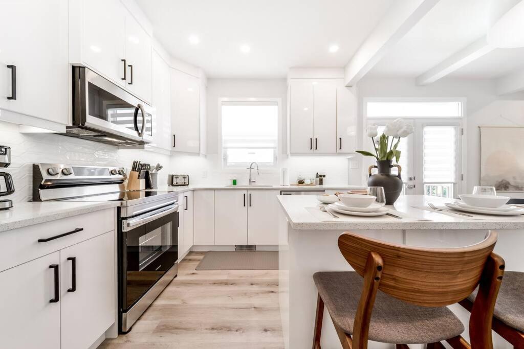 Modern Nordic Escape, 3Br Near Wem & Dt, Aircon & Fireplace, Wifi, Sleeps 6! Edmonton Ngoại thất bức ảnh