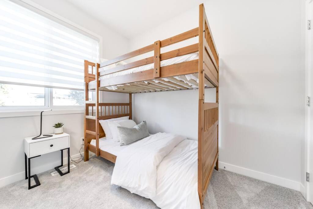 Modern Nordic Escape, 3Br Near Wem & Dt, Aircon & Fireplace, Wifi, Sleeps 6! Edmonton Ngoại thất bức ảnh