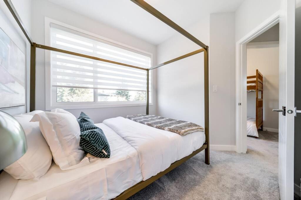 Modern Nordic Escape, 3Br Near Wem & Dt, Aircon & Fireplace, Wifi, Sleeps 6! Edmonton Ngoại thất bức ảnh