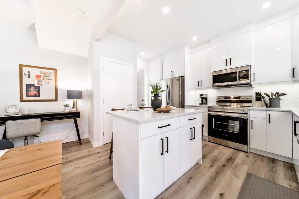Modern Nordic Escape, 3Br Near Wem & Dt, Aircon & Fireplace, Wifi, Sleeps 6! Edmonton Ngoại thất bức ảnh