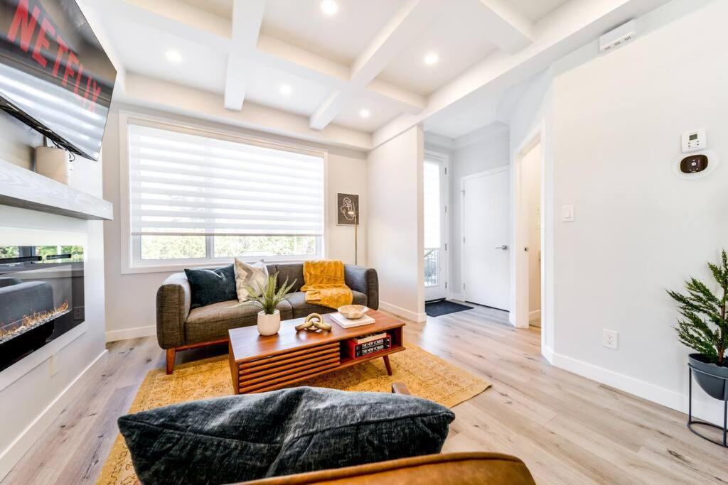Modern Nordic Escape, 3Br Near Wem & Dt, Aircon & Fireplace, Wifi, Sleeps 6! Edmonton Ngoại thất bức ảnh
