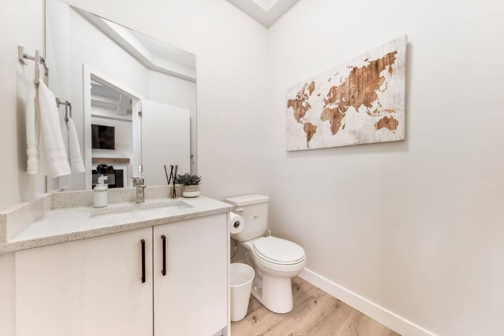 Modern Nordic Escape, 3Br Near Wem & Dt, Aircon & Fireplace, Wifi, Sleeps 6! Edmonton Ngoại thất bức ảnh