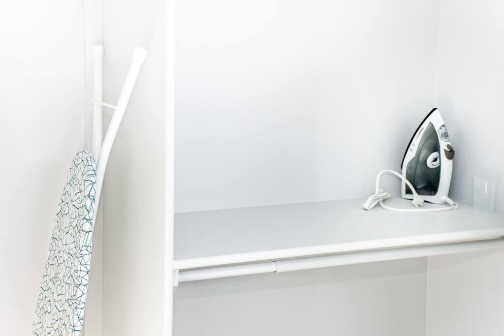 Modern Nordic Escape, 3Br Near Wem & Dt, Aircon & Fireplace, Wifi, Sleeps 6! Edmonton Ngoại thất bức ảnh