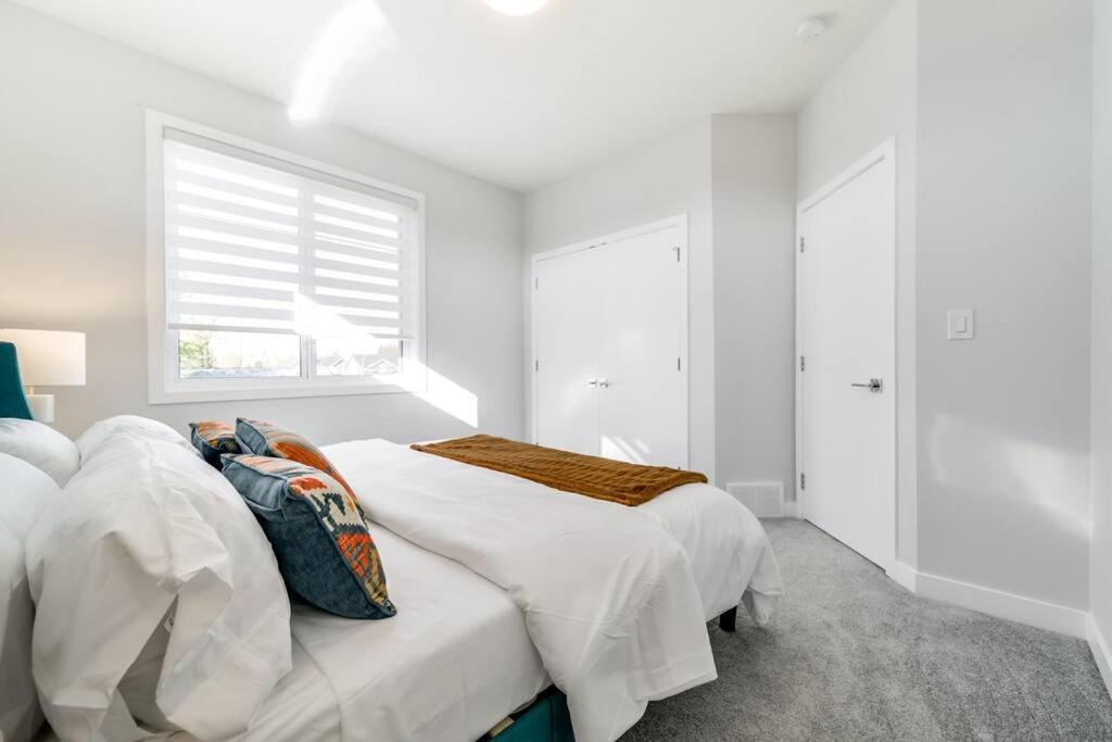 Modern Nordic Escape, 3Br Near Wem & Dt, Aircon & Fireplace, Wifi, Sleeps 6! Edmonton Ngoại thất bức ảnh