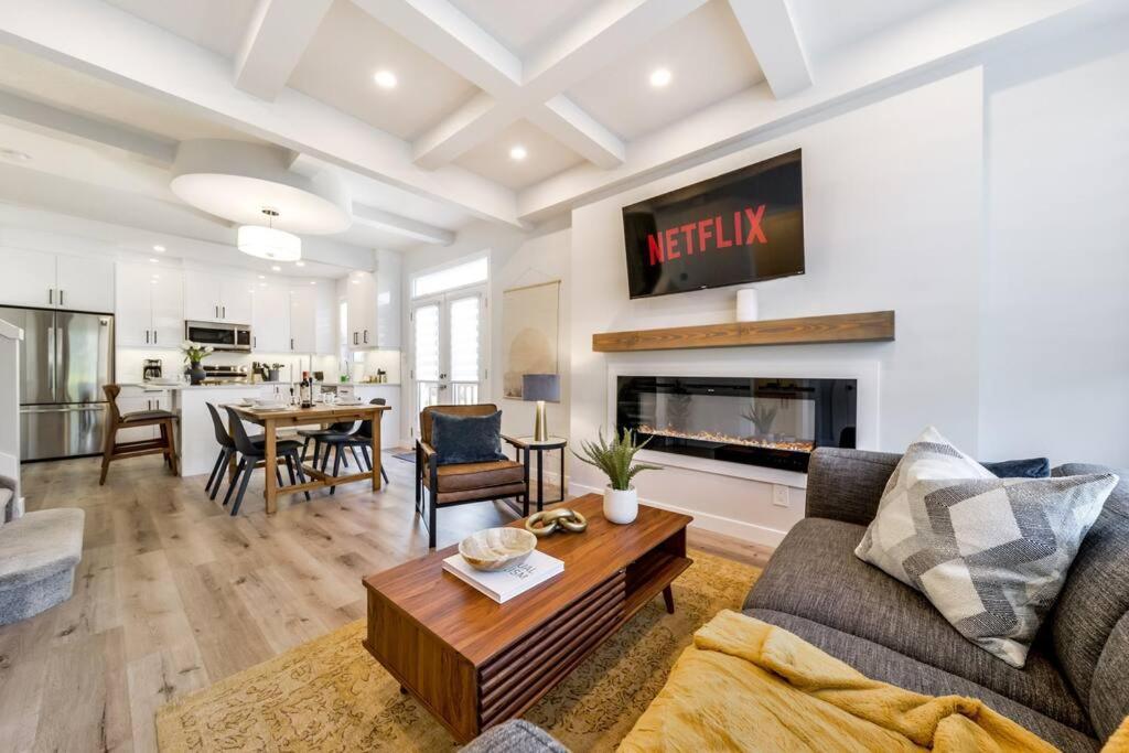 Modern Nordic Escape, 3Br Near Wem & Dt, Aircon & Fireplace, Wifi, Sleeps 6! Edmonton Ngoại thất bức ảnh